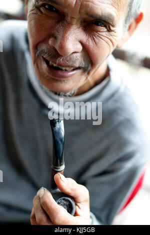 Ba Na (Bahnar) groupe ethnique. Portrait de vieil homme Fumeurs Prix de tuyau. Kon Tum. Le Vietnam. Banque D'Images