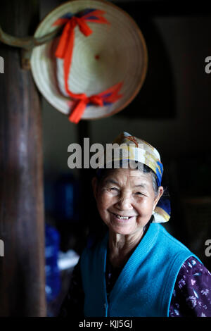 Ba Na (Bahnar) groupe ethnique. Portrait de vieille femme. Kon Tum. Le Vietnam. Banque D'Images