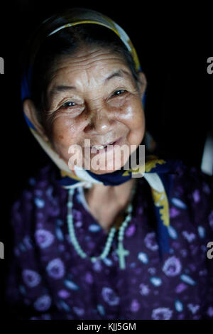 Ba Na (Bahnar) groupe ethnique. Portrait de vieille femme. Kon Tum. Le Vietnam. Banque D'Images