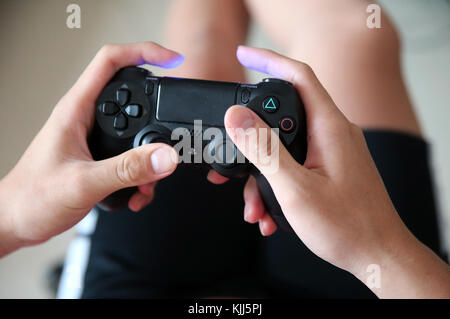 Garçon jouant des jeux vidéo. Le Vietnam. Banque D'Images