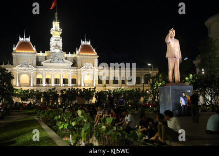 L'architecture coloniale. Statue de Ho Chi Minh et l'Hôtel de ville la nuit. Ho Chi Minh Ville. Le Vietnam. Banque D'Images