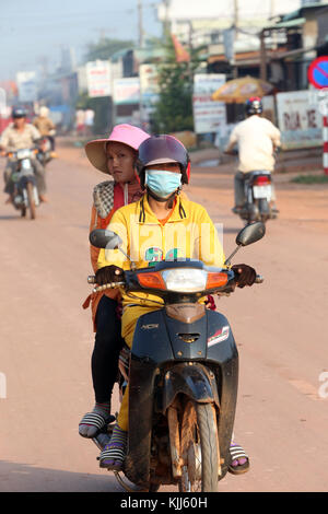 Couple riding scooter. Thay Ninh. Le Vietnam. Banque D'Images