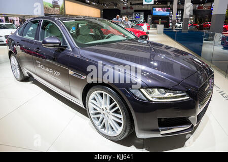 Bruxelles - 12 jan 2016 : Jaguar XF Voiture de luxe de taille moyenne en vedette à l'Automobile de Bruxelles. Banque D'Images