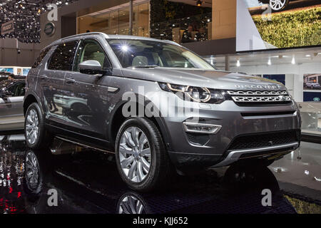 Genève, Suisse - 1 mars 2016 : Land Rover Discovery SUV Sport location de vedette à la 86e Salon International de l'Automobile de Genève. Banque D'Images