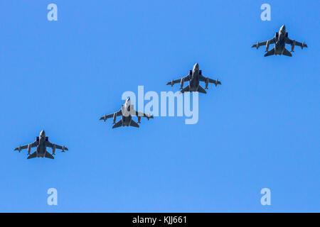 LEEUWARDEN, Pays-Bas - le 21 avr, 2016 : British Royal Air Force avions Panavia Tornado en formation au-dessus de la base aérienne de Leeuwarden au cours milita Banque D'Images