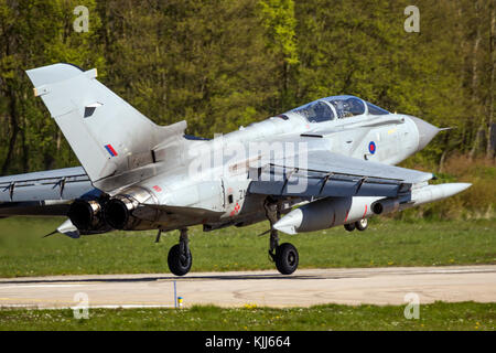LEEUWARDEN, Pays-Bas - le 21 avr, 2016 : Royal Air Force britannique grève Panavia Tornado l'atterrissage d'un aéronef sur la base aérienne militaire de Leeuwarden au cours d'exer Banque D'Images