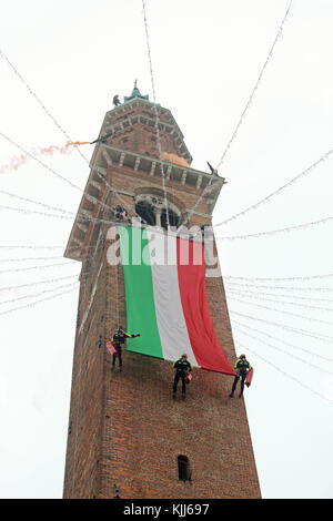 Vicenza, VI, Italie - 4 décembre 2015 : Les pompiers avec un grand drapeau italien et la tour de l'ancien palais appelé Basilique palladienne au cours d'un exerc Banque D'Images