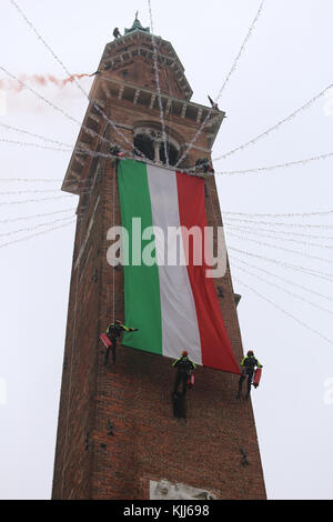 Vicenza, VI, Italie - 4 décembre 2015 : Les pompiers avec un grand drapeau italien et la tour de l'ancien palais appelé Basilique palladienne au cours d'un exerc Banque D'Images