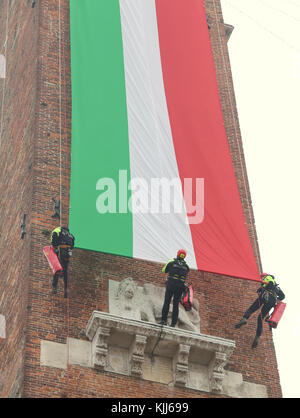 Vicenza, VI, Italie - 4 décembre 2015 : Les pompiers avec un grand drapeau italien sur un ancien palais appelé Basilique palladienne au cours d'un exercice Banque D'Images