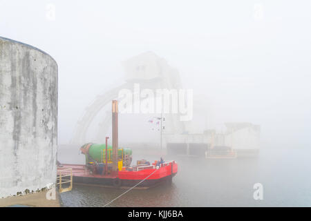 Misty image d'un bateau rouge en face de l'driel weir aux Pays-Bas Banque D'Images