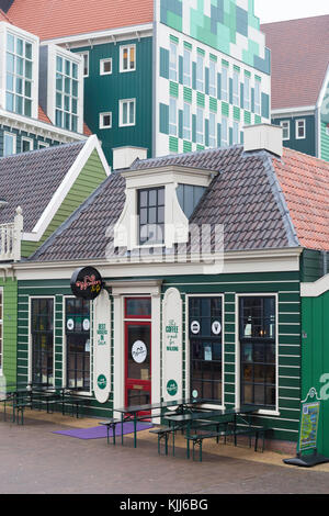 Zaanstad, Pays-Bas - le 13 novembre 2016 : old dutch typique en bois vert façade d'une boutique à côté de l'hôtel Inntel Banque D'Images