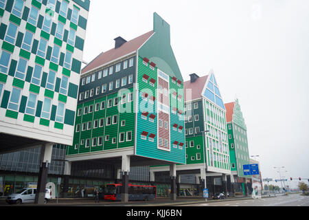 Zaanstad, Pays-Bas - le 13 novembre 2016 : façade typiquement de l'inntel hotel, ouvert en 2010. c'est une accumulation de près de soixante-dix zaanse séparé Banque D'Images