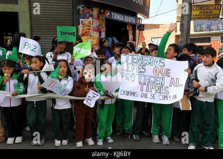 Les écoliers bienvenue le VIII Mars dans la défense de la TIPNIS (qui quitté Trinidad le 15 août 2011) dès leur arrivée à La Paz, Bolivie Banque D'Images