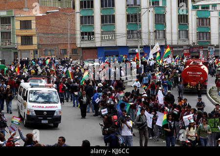 Les foules bienvenue le VIII Mars dans la défense de la TIPNIS (qui quitté Trinidad le 15 août 2011) dès leur arrivée à La Paz, Bolivie Banque D'Images