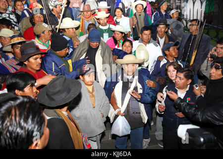 Les dirigeants de la VIII Mars dans la défense de la TIPNIS attendent en Plaza Murillo pour une réunion avec le président bolivien Evo Morales, La Paz, Bolivie Banque D'Images