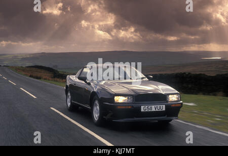 1989 Aston Martin virage, détenue et conduite par Rowan Atkinson Banque D'Images