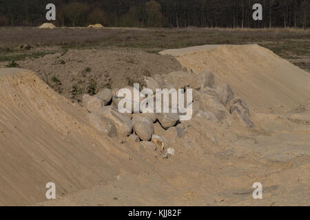 Lebensraum für Zauneidehechse durch Schaffung von Steinhaufen, Legetesinhaufen und Totholz, Lesesteinhaufen, Totholzhaufen in einem Sandgebiet, Sand, so Banque D'Images