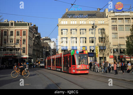 Un tramway sur Leidseplein, dans le centre d'Amsterdam, à l'automne, soleil dans les Pays-Bas Banque D'Images