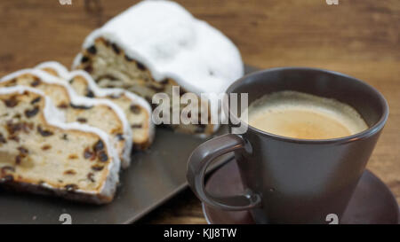 Stollen allemand traditionnel et du café Banque D'Images