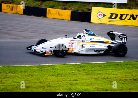 Une voiture de course de Formule 4 sur la piste lors du circuit de course de knockhill, en Écosse. Banque D'Images