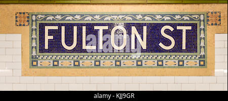 New York, NY - 17 avril, 2015 : la station de métro fulton street mosaïque dans le lower Manhattan. Banque D'Images