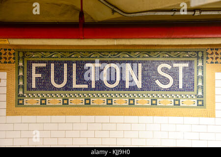 New York, NY - 17 avril, 2015 : la station de métro fulton street mosaïque dans le lower Manhattan. Banque D'Images