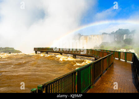 Iguassu Falls, la plus grande série de cascades du monde, situé à la frontière brésilienne et argentine, vue du côté brésilien. Banque D'Images