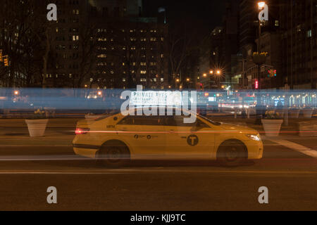 New york city - 13 avril 2015 : nyc taxi car il entraîne par la nuit dans le quartier Flatiron de Manhattan. Banque D'Images