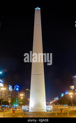 Buenos Aires, Argentine - le 26 mai 2007 : l'avenida 9 de julio, l'avenue la plus large du monde, et el obelisco, l'obélisque de nuit, Buenos Aires, Argentine Banque D'Images