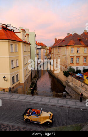 Prague, République tchèque - Le 10 janvier 2007 : les touristes en voiture par le pont Charles au coucher du soleil à Prague, République tchèque. Banque D'Images