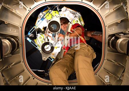 Expédition 53 L'astronaute américain Randy Bresnik déplace l'équipement dans le module Beam à bord de la Station spatiale internationale le 21 novembre 2017 en orbite terrestre. Le Bigelow Expandable Aerospace module est un module expérimental extensible soumis à un essai de deux ans attaché à la Station spatiale internationale. Banque D'Images