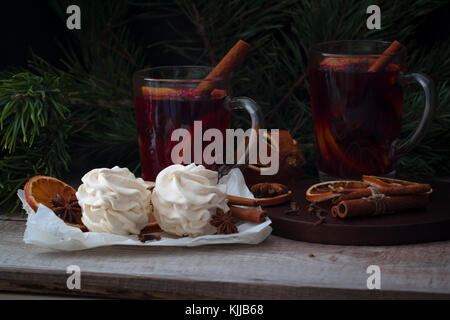 Zéphyr maison ou les guimauves avec vin chaud cannelle orange, anis atmosphère de Noël. Banque D'Images