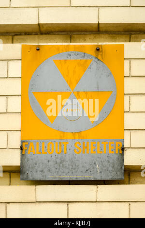 Abri Nucléaire atomique avec signe symbole de rayonnement sur un mur de briques. Banque D'Images