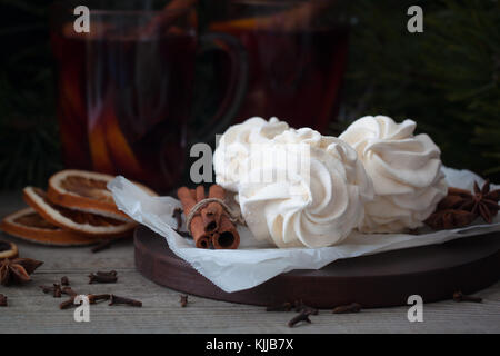 Zéphyr maison ou les guimauves avec vin chaud cannelle orange, anis atmosphère de Noël. Banque D'Images