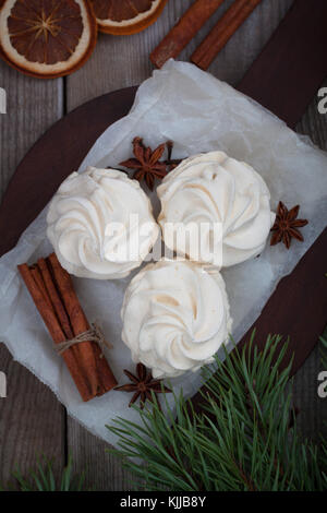 Zéphyr maison ou les guimauves avec vin d'oranges, cannelle anis. Ambiance de Noël mise à plat. Banque D'Images