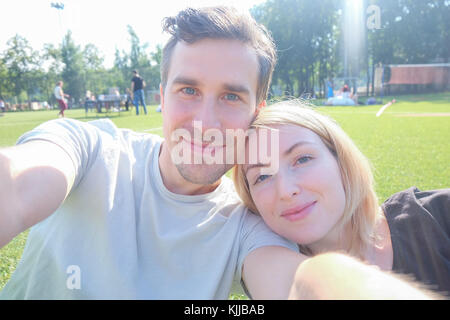 Happy young couple selfies Banque D'Images