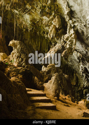 Des marches artificielles mènent à la vue panoramique dans la grotte naturelle et le site bouddhiste sacré de Yateak Pyan à hPa-an, Myanmar. Banque D'Images