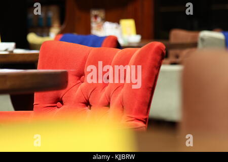 Chaises de couleur dans un café restaurant sur une journée ensoleillée Banque D'Images