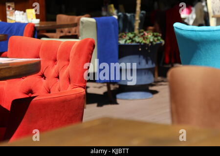 Chaises de couleur dans un café restaurant sur une journée ensoleillée Banque D'Images