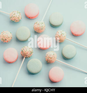 Macarons colorés mélangés avec des miettes de gâteau Banque D'Images