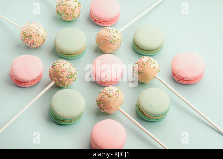 Macarons colorés doux avec des miettes de gâteau Banque D'Images