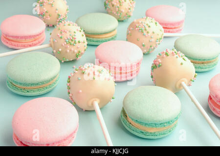 Close-up of colorful macarons sucré mélangé avec des miettes de gâteau Banque D'Images