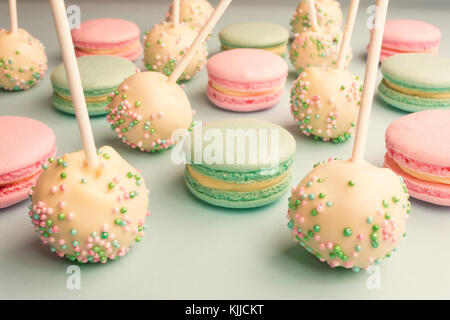 Libre de macarons colorés avec cake pops Banque D'Images