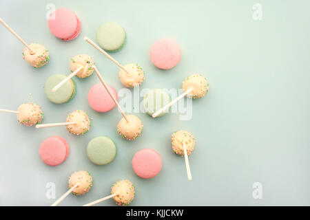 Macarons colorés mélangés à cake pops sur des bâtons Banque D'Images