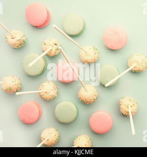 Macarons colorés mélangés à cake pops Banque D'Images