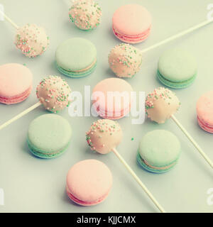 Macarons colorés doux mélangé à cake pops Banque D'Images