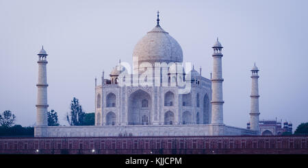 Le Mausolée du Taj Mahal à Agra, Inde, vu de l'autre rive de la rivière, près du jardin de la lune, au lever du soleil Banque D'Images