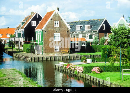 Maisons dans le village pittoresque de Volendam près d'Amsterdam, Pays-Bas. Banque D'Images