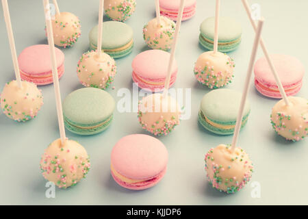 Сolorful macarons sucré mélangé à cake pops Banque D'Images