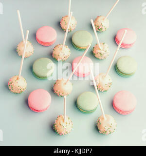 Macarons mélangé avec sweet cake pops Banque D'Images